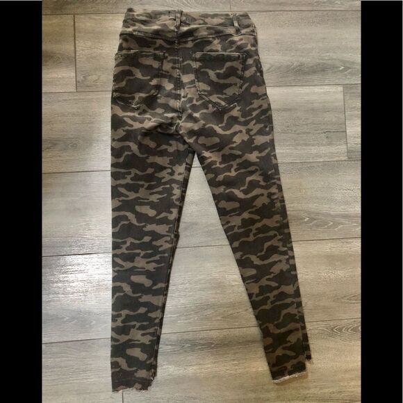 Fun camouflage pants/leggings by Nicole Miller - Picture 2 of 2